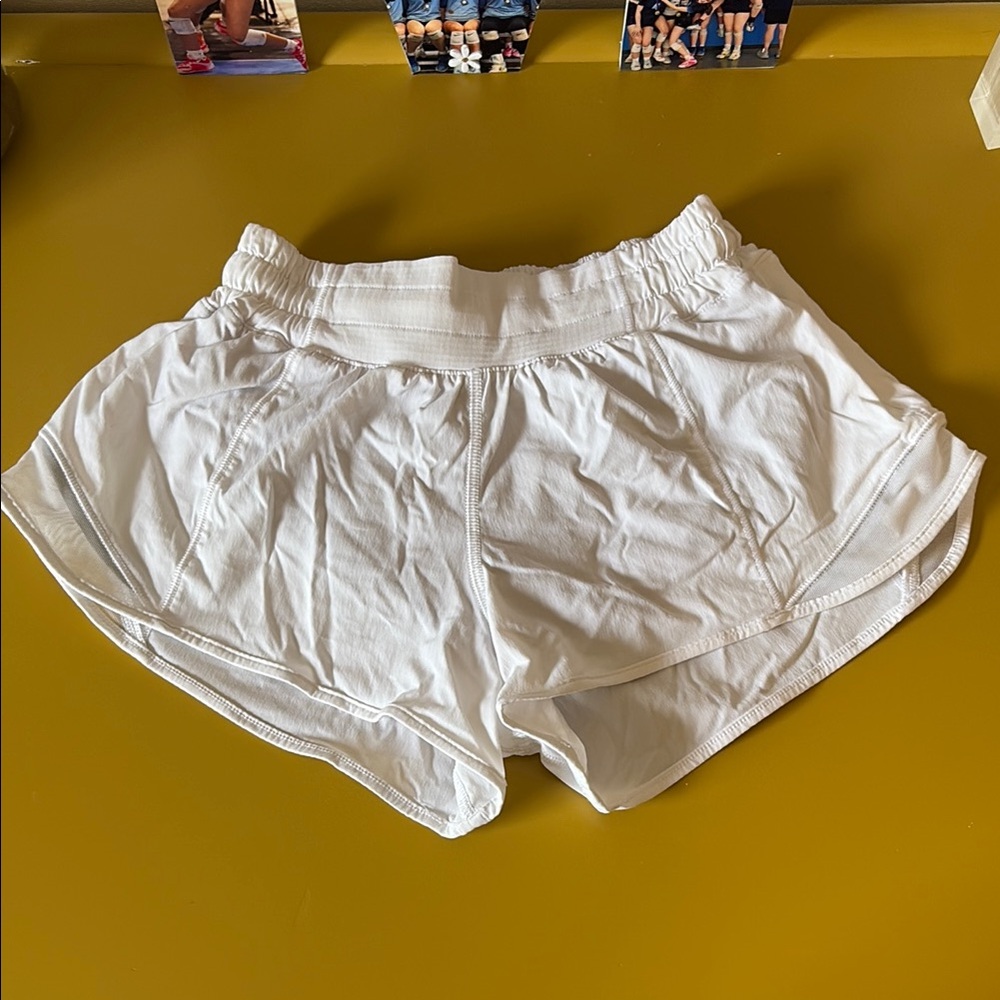 lululemon white hotty hits 2.5 inch - size 2